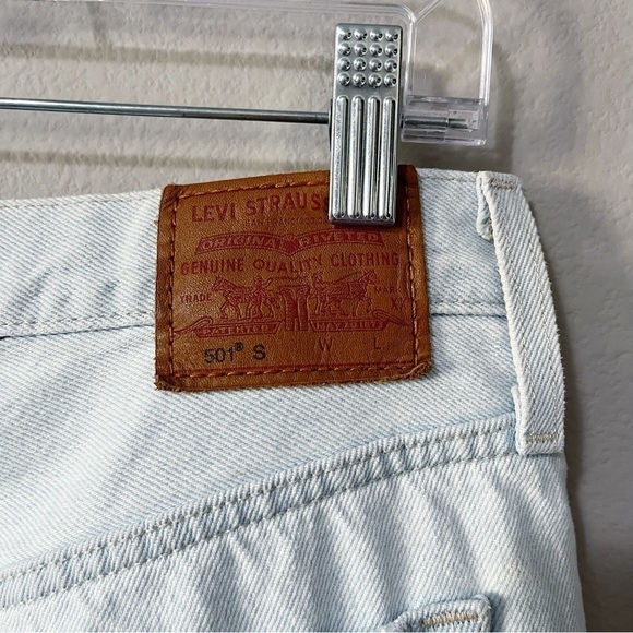 Levi’s Women’s Size 28 Red Tab 501 Skinny Straight Jeans Destructed Light Indigo - Picture 12 of 16